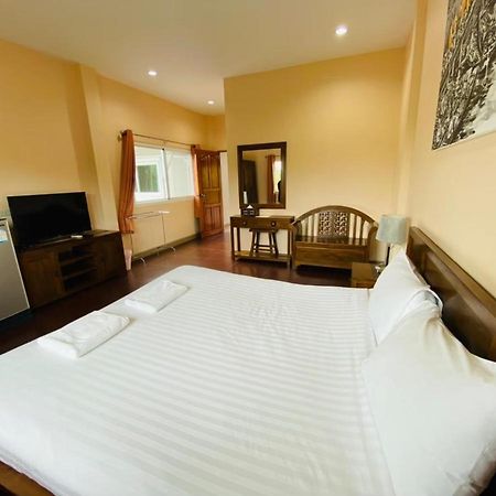 Hotel Baan Suan Khun Yaiy Ban Wang Takhrai Esterno foto