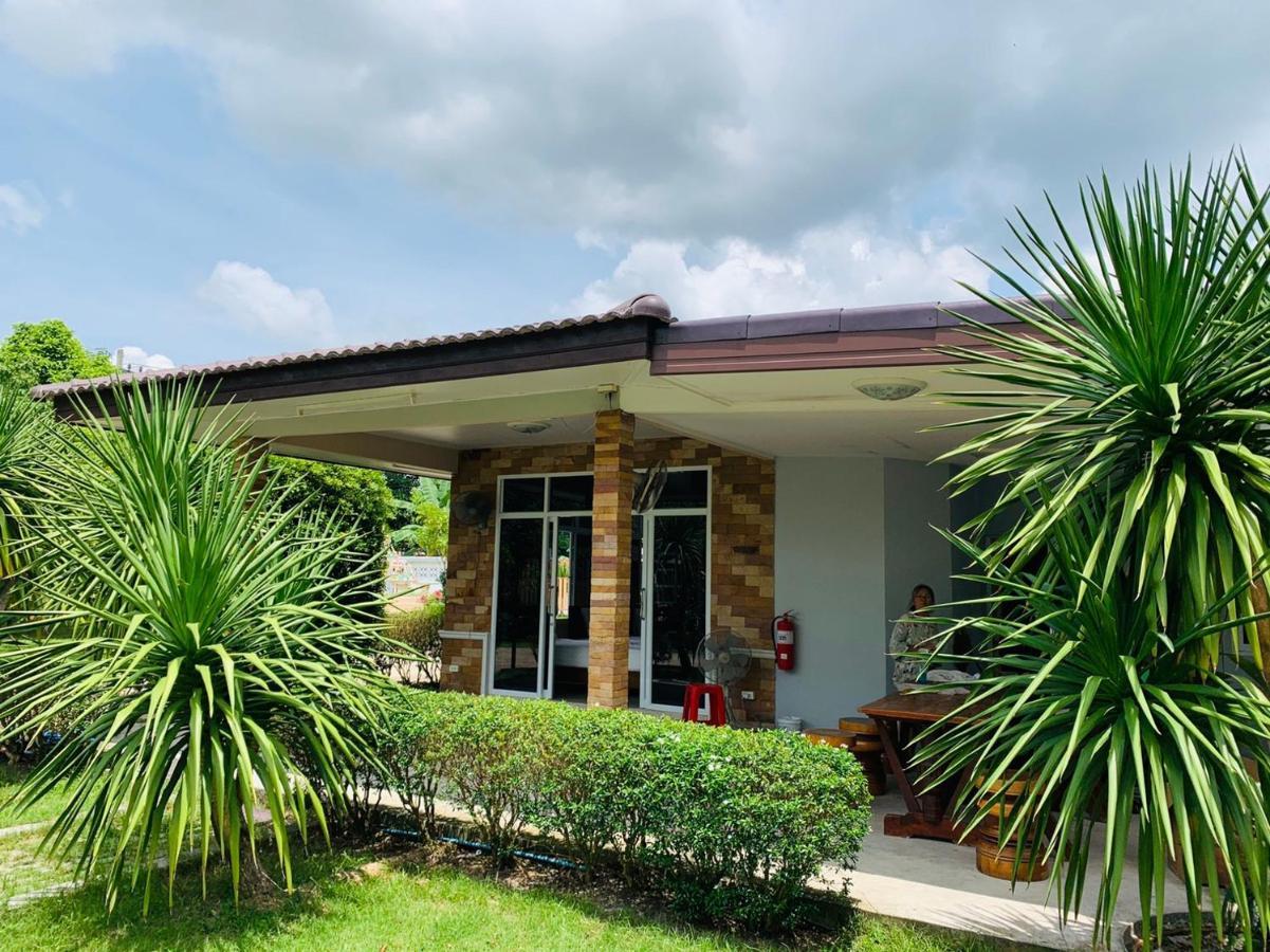 Hotel Baan Suan Khun Yaiy Ban Wang Takhrai Esterno foto