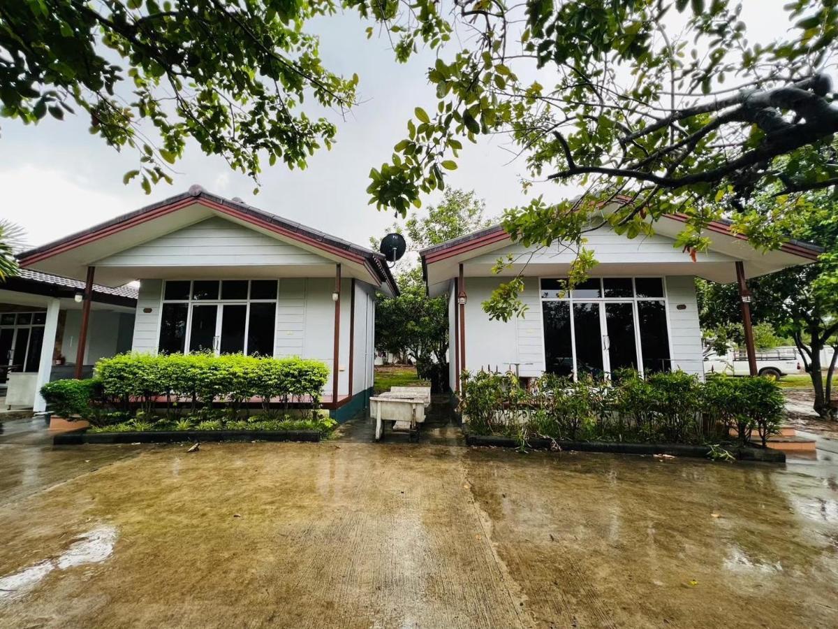 Hotel Baan Suan Khun Yaiy Ban Wang Takhrai Esterno foto