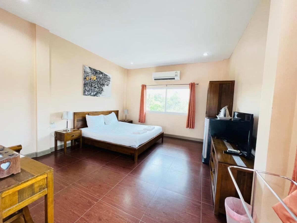 Hotel Baan Suan Khun Yaiy Ban Wang Takhrai Esterno foto