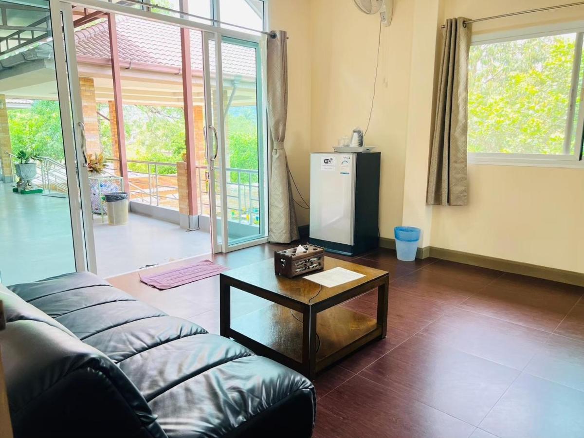 Hotel Baan Suan Khun Yaiy Ban Wang Takhrai Esterno foto