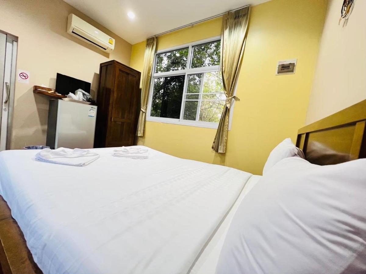 Hotel Baan Suan Khun Yaiy Ban Wang Takhrai Esterno foto