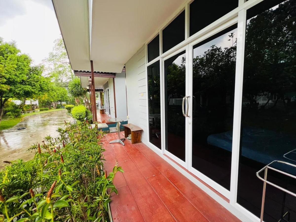 Hotel Baan Suan Khun Yaiy Ban Wang Takhrai Esterno foto
