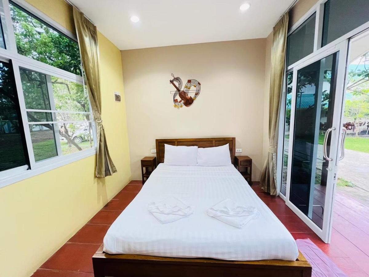 Hotel Baan Suan Khun Yaiy Ban Wang Takhrai Esterno foto