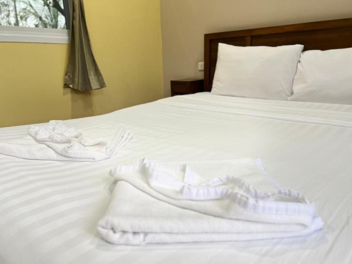 Hotel Baan Suan Khun Yaiy Ban Wang Takhrai Esterno foto