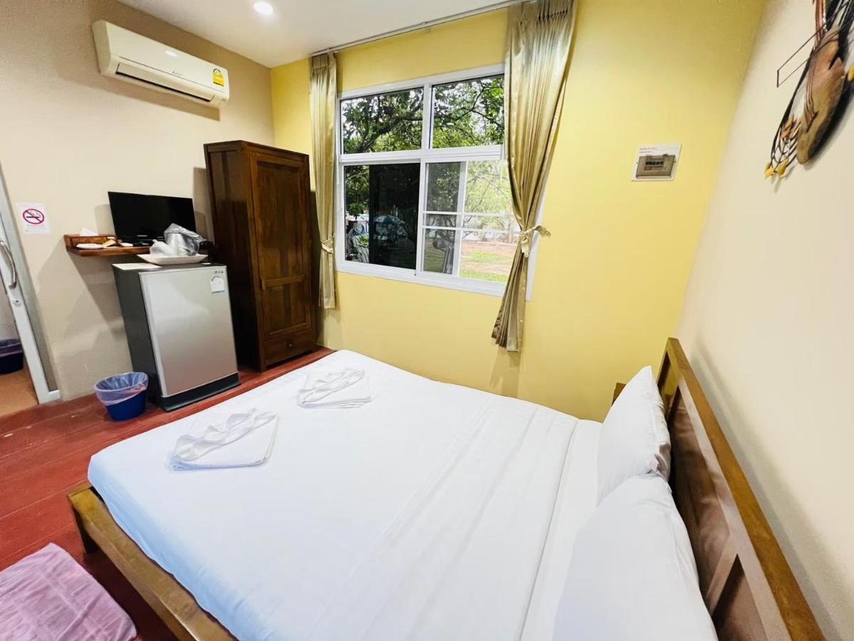Hotel Baan Suan Khun Yaiy Ban Wang Takhrai Esterno foto