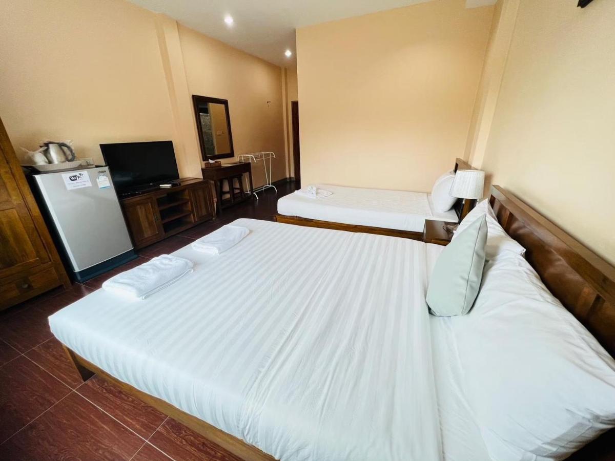 Hotel Baan Suan Khun Yaiy Ban Wang Takhrai Esterno foto